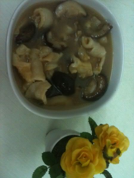 AmCherrie my cooking :chicken soup with seashell and mushroom.