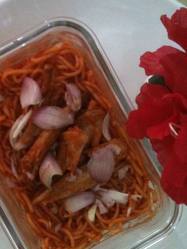 AmCherrie my cooking :Tomato and red onion with fried noodle.